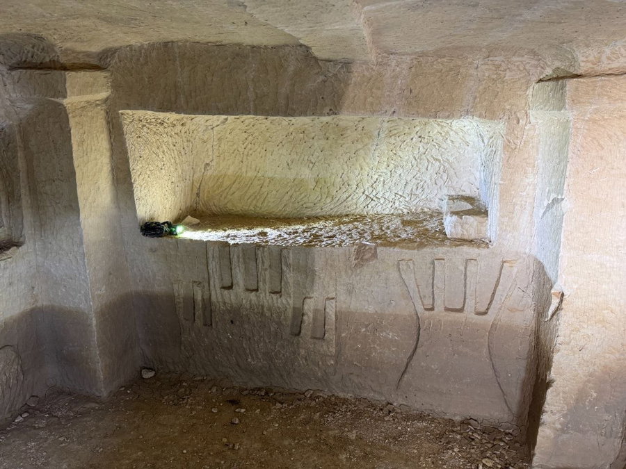 מנורה יהודית עתיקה במערת קבורה מפוארת ממערב לחברון