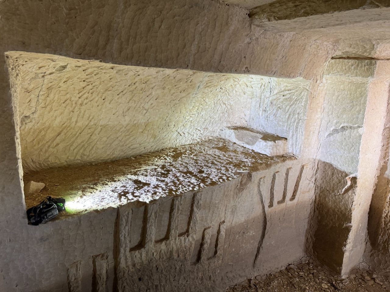 מנורה יהודית עתיקה במערת קבורה מפוארת ממערב לחברון