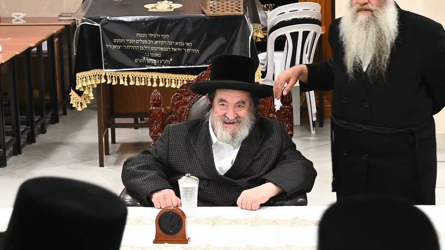 האדמו"ר מויז'ניץ בקבלת קהל