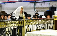 האדמו"ר ממוידז'יץ באמירת סליחות ראשונות שבוע שעבר