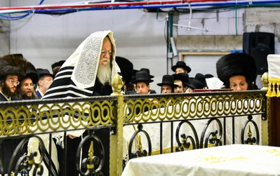 האדמו"ר ממוידז'יץ באמירת סליחות ראשונות שבוע שעבר