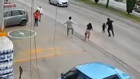 ברגע האחרון: הילדה הקטנה רצה לכביש - האזרח האמיץ זינק עליה והציל את חייה