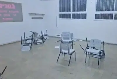 פרצו למבנה ועקרו מזוזות: העירייה ניסתה לפנות בית ספר חרדי בניגוד לחוק | צפו