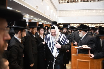 הרה"צ רבי אהרן מרדכי רוקח באמירת הסליחות
