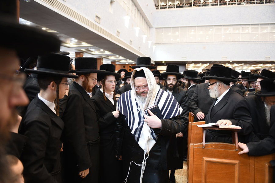 הרה"צ רבי אהרן מרדכי רוקח באמירת הסליחות