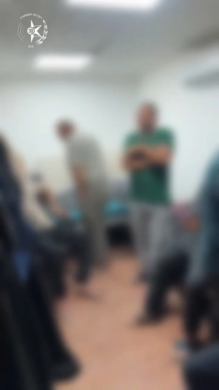 צפו: השוטרים פתחו את המכולה - ואלו האנשים שהתגלו מתחבאים בפנים
