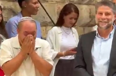עין לא נותרה יבשה: שמעון, הוא ה"עובד המצטיין" של השנה