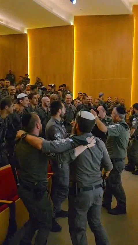 בתרועת מלך; כך קידמו לוחמי מג"ב את פני הרב ראובן אלבז במעמד ההוד בירושלים