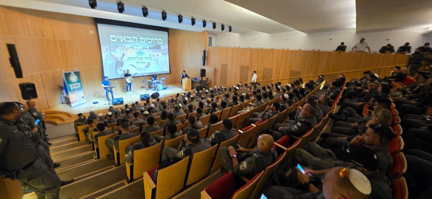 בתרועת מלך; כך קידמו לוחמי מג"ב את פני הרב ראובן אלבז במעמד ההוד בירושלים