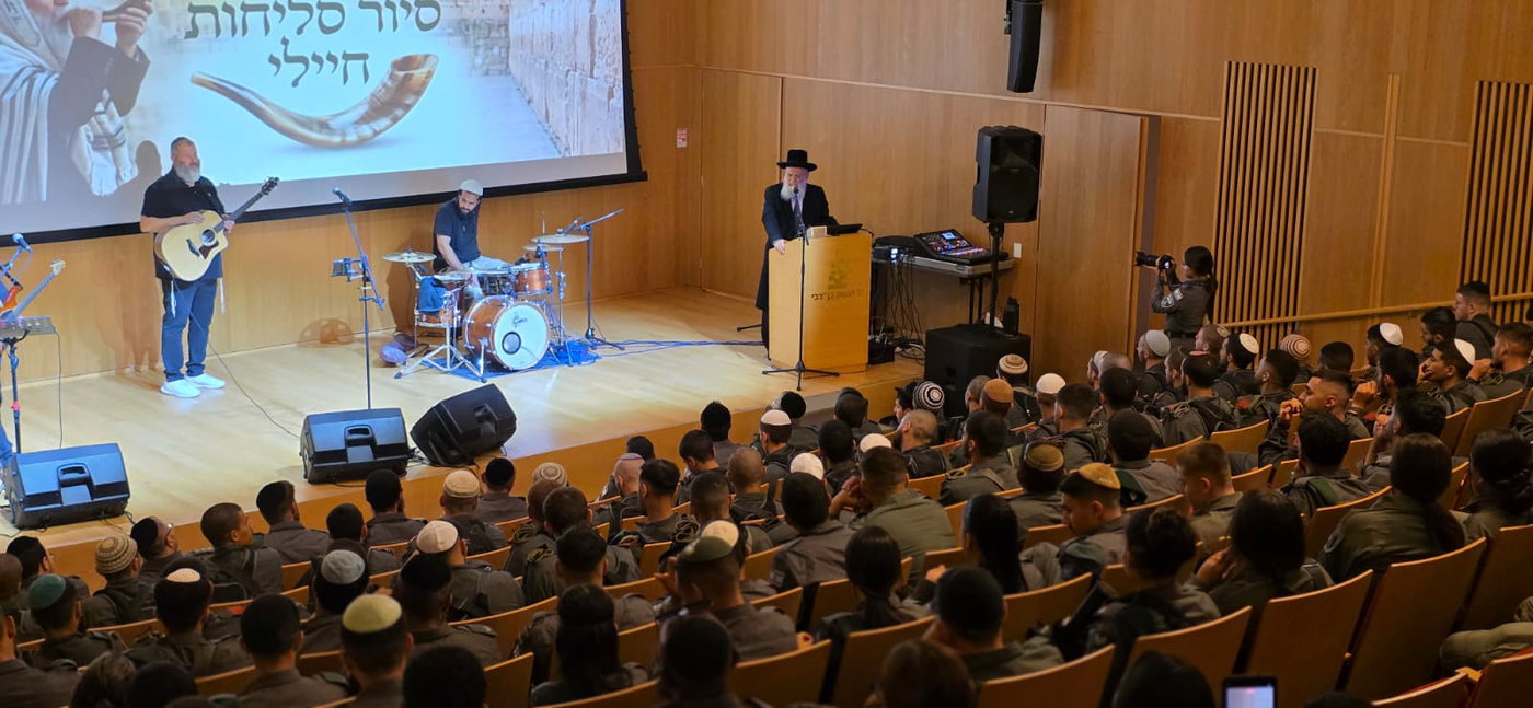 בתרועת מלך; כך קידמו לוחמי מג"ב את פני הרב ראובן אלבז במעמד ההוד בירושלים
