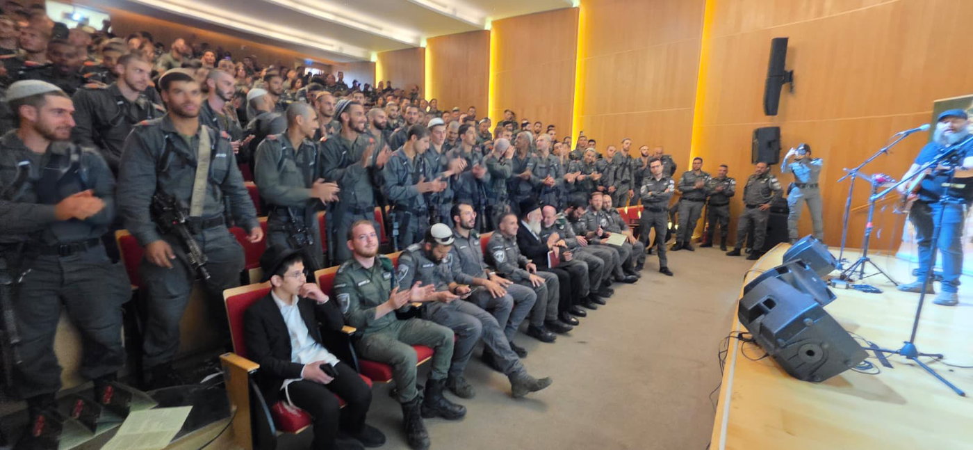 בתרועת מלך; כך קידמו לוחמי מג"ב את פני הרב ראובן אלבז במעמד ההוד בירושלים