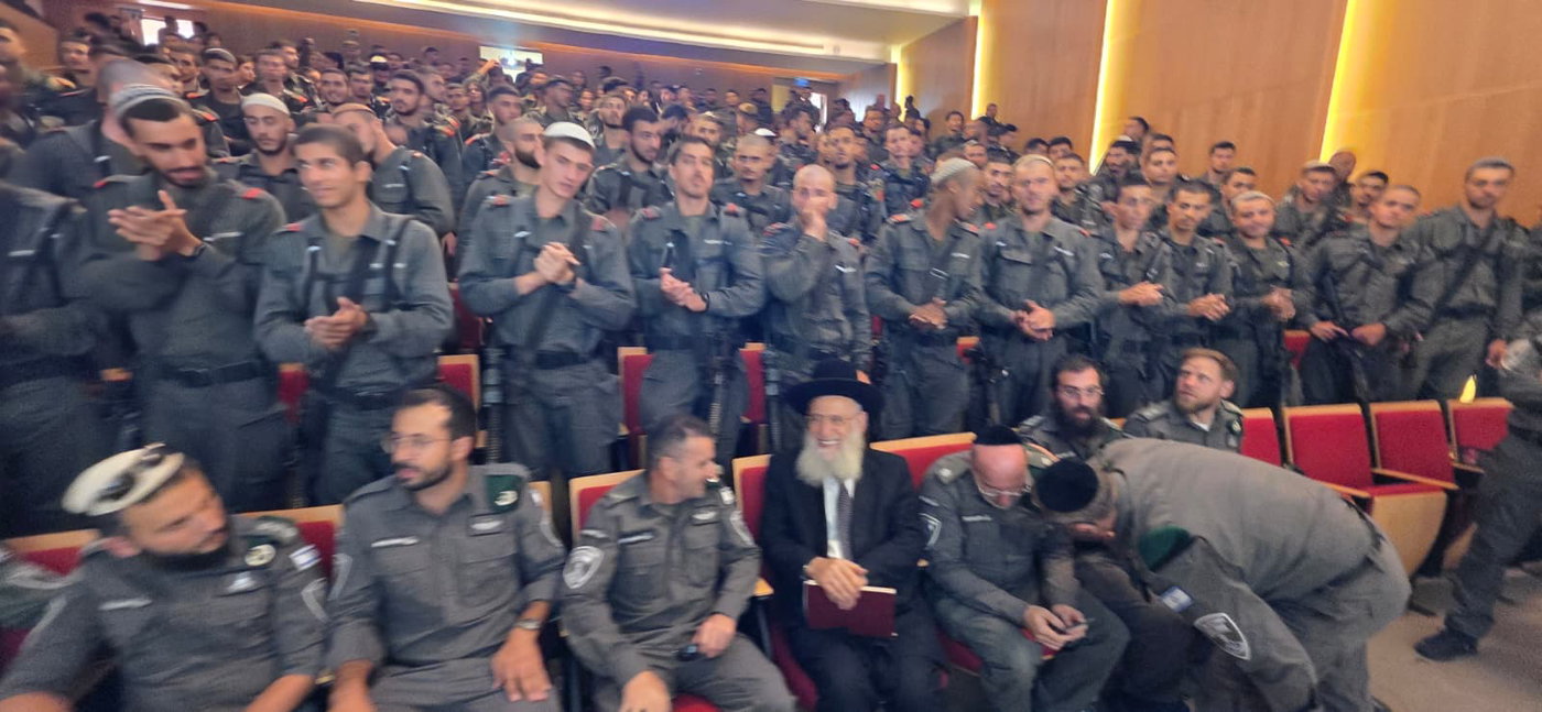 בתרועת מלך; כך קידמו לוחמי מג"ב את פני הרב ראובן אלבז במעמד ההוד בירושלים