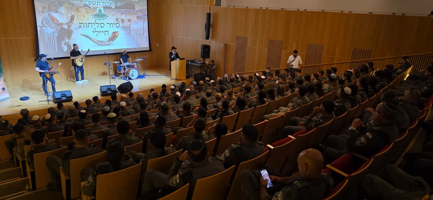 בתרועת מלך; כך קידמו לוחמי מג"ב את פני הרב ראובן אלבז במעמד ההוד בירושלים