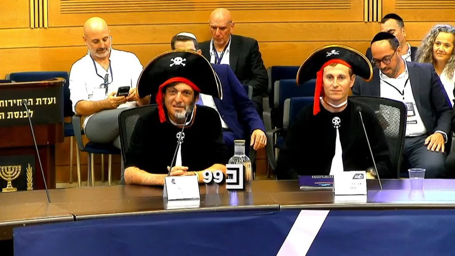 פרופ' דן אריאלי מציג את רשימת 'הפיראטים' לכנסת