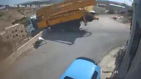 המשאית איבדה בלמים ומדרדרת, הנהג קופץ ברגע האחרון | תיעוד מטורף