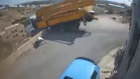 המשאית איבדה בלמים ומדרדרת, הנהג קופץ ברגע האחרון | תיעוד מטורף