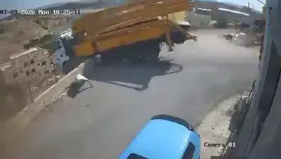 המשאית איבדה בלמים ומדרדרת, הנהג קופץ ברגע האחרון | תיעוד מטורף