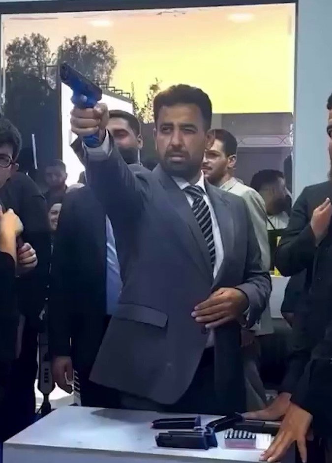 שלף ופתח באש: שר הבריאות הפגין יכולות של רוצח שכיר