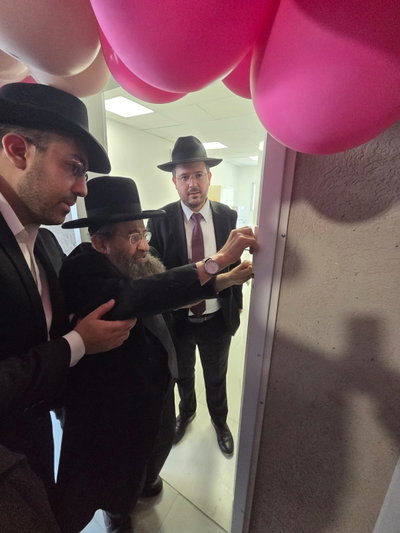 אחרי פגיעת הטיל האיראני: קביעת מזוזה וחנוכת הבית לבית יעקב "אוצר החיים"