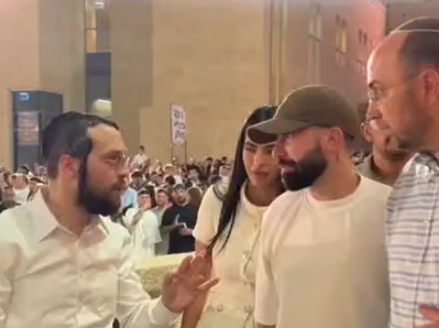 בן צור ורעייתו בסליחות בכותל: "איזו קדושה, אנחנו העם היפה בעולם" | צפו