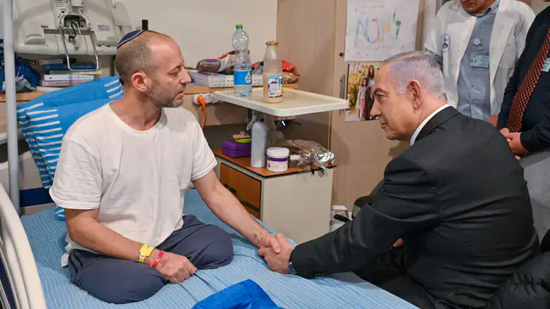 נתניהו בביקור אצל אלישע מדן בבית החולים