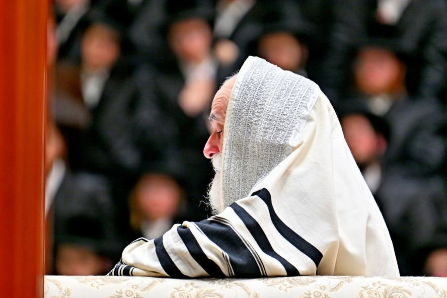 בְּמוֹצָאֵי מְנוּחָה קִדַּמְנוּךָ תְּחִלָּה | סליחות ראשונות בחצה"ק ויז'ניץ