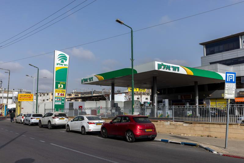 דור אלון