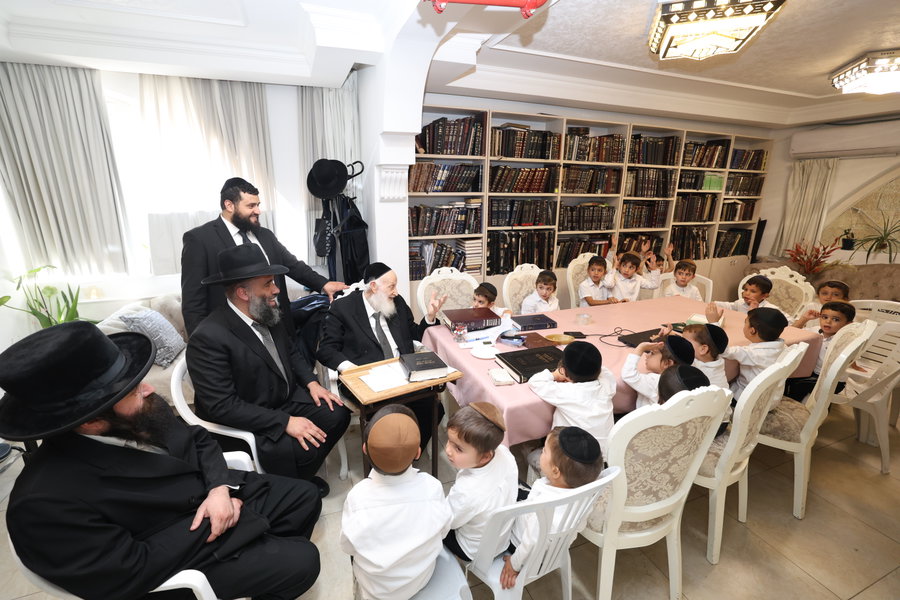 במאור פנים: חבר המועצת חילק מיני מתיקה לילדי רמות שהגיעו להתברך
