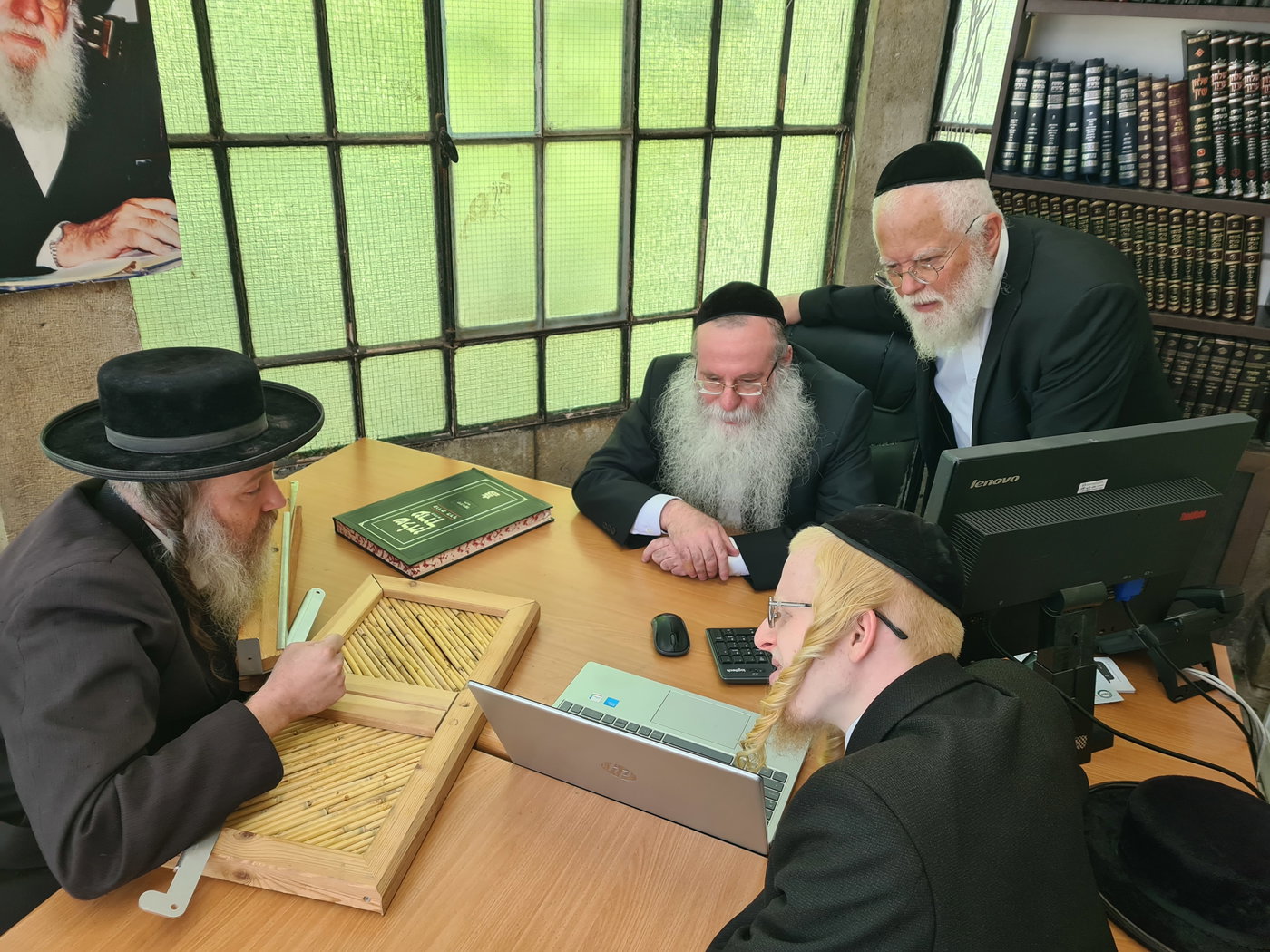 הרב יעקב אנשין ובנו הר''ר יצחק דוד מציגים בפני ראש המכון הגרא''מ הלפרין והרה''ג ר' יעקב לוריא מרבני המכון את הפיתוח הסופי