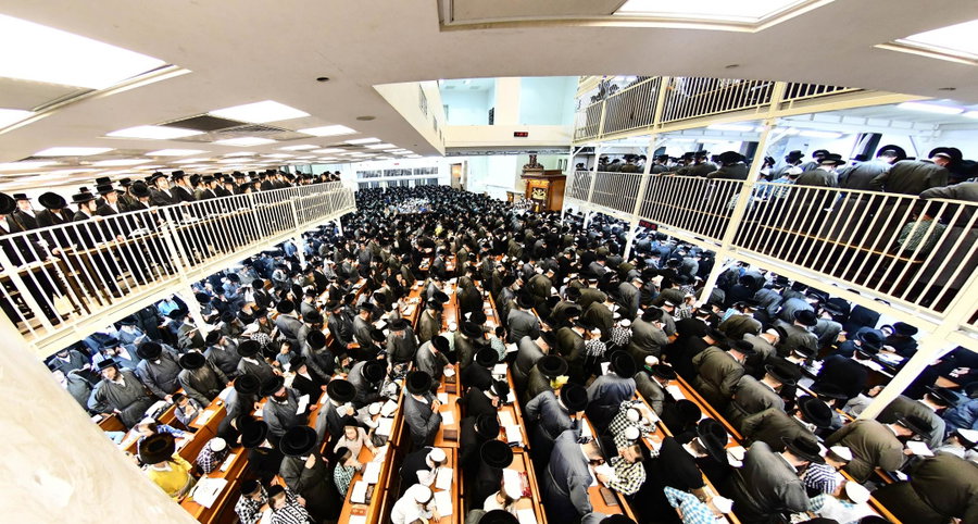 חן יהודי; ילדי החמד עם ה'יארמולקע' על ראשם נעמדו סביב האדמו"ר בסליחות 