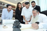 הזמרים שהכניסו ספר תורה קיבלו ברכה מיוחדת ממזכה הרבים הרב יגאל כהן | צפו
