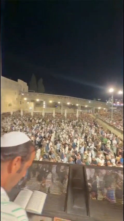 בן צור ורעייתו בכותל אמש