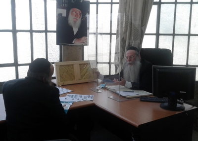הרב אנשין מציג לראשונה לפני למעלה מחמש שנים בפני ראש המכון את התוכניות להמצאתו המקורית