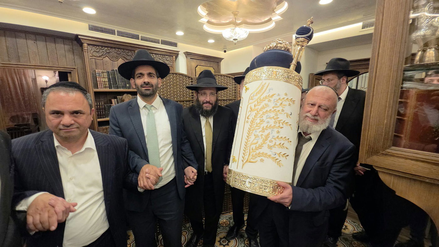 במעון הראשל"צ בבית וגן: ספר תורה מיוחד הוכנס לקראת הימים הנוראים