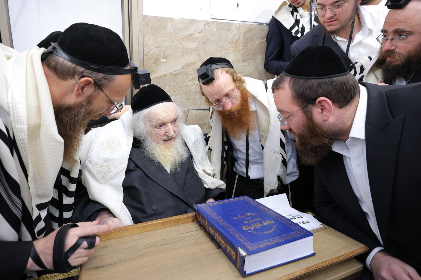 יום א' של סליחות אצל הגר"מ שטרנבוך