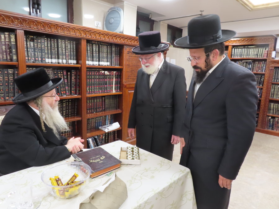 רבנים ואישי ציבור בטור ארוך | הרבי מביאלה קיבל קהל באשדוד 