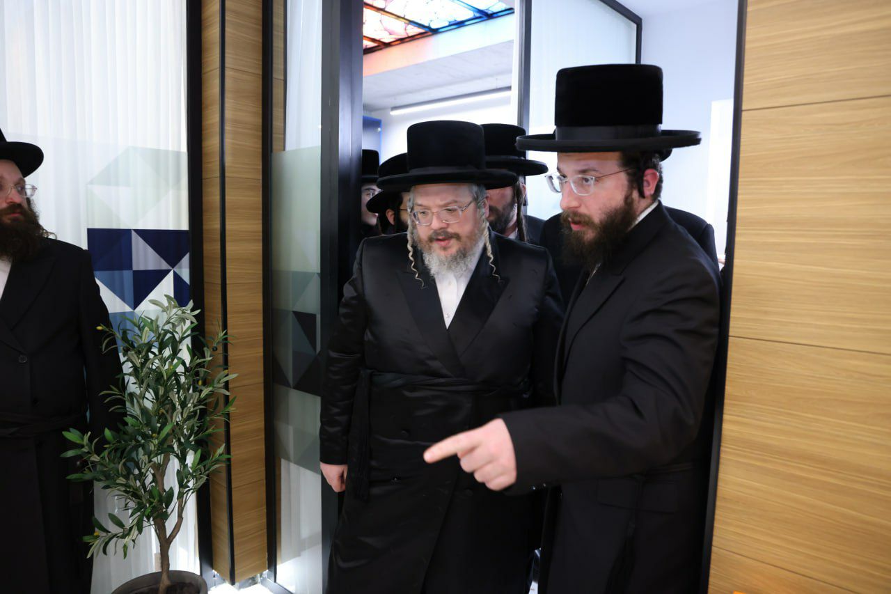 אליקים שטארק עם הרה"צ רבי אהרן מרדכי רוקח