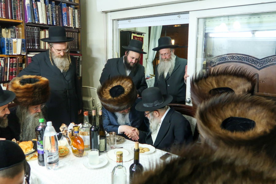 הרבי מאמשינוב ערך שבע ברכות מיוחד במעונו לרגל השמחה בבתי האדמו"רים