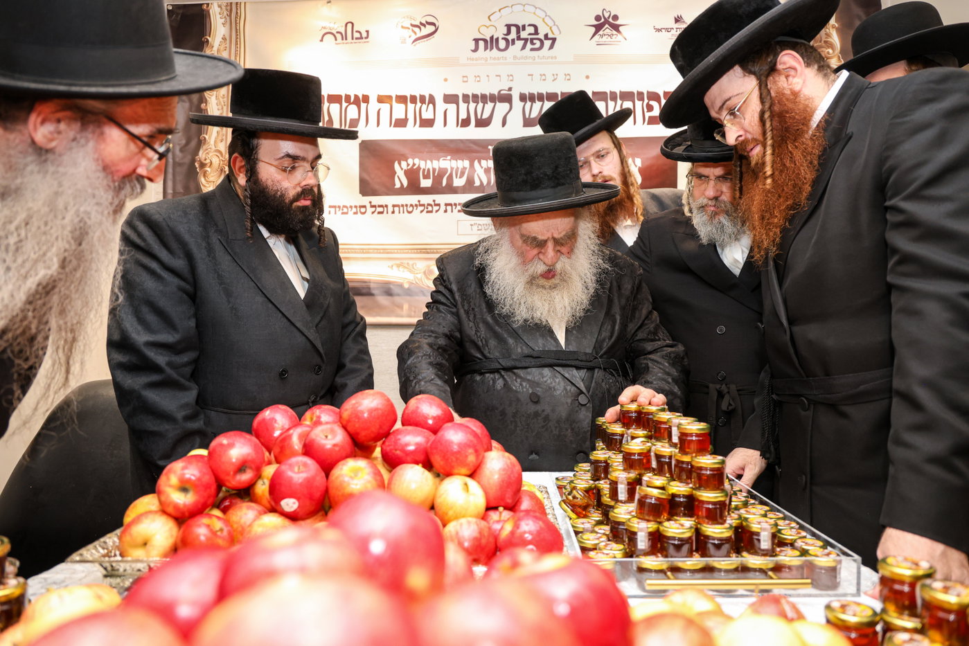 גאב"ד מאקאווא מברך את תפוחים ודבש