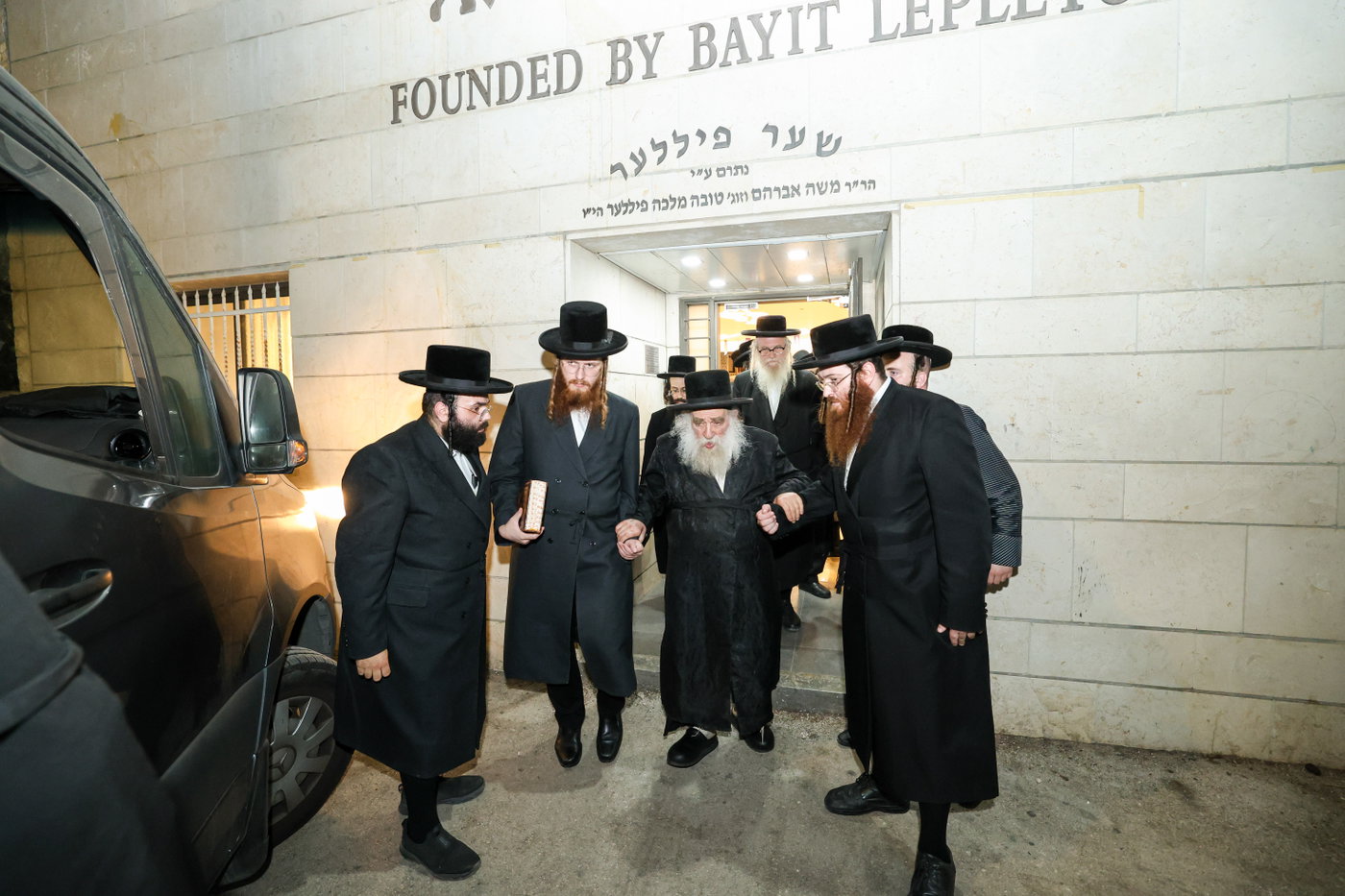 גאב"ד מאקאווא מברך את תפוחים ודבש
