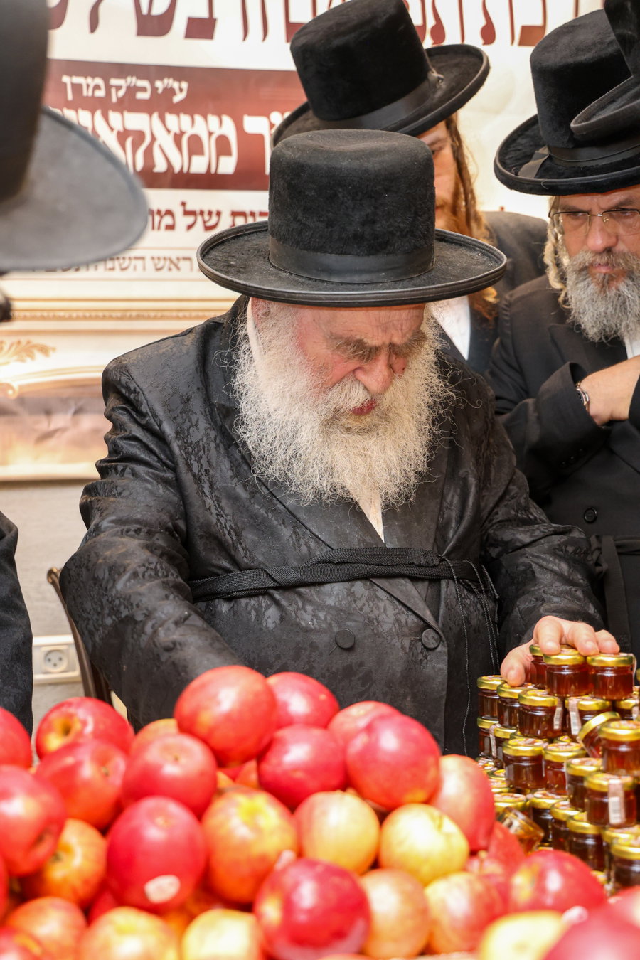 בדחילו ורחימו; הצדיק ממאקאווא בירך את התפוחים והדבש של בנות 'בית לפליטות'