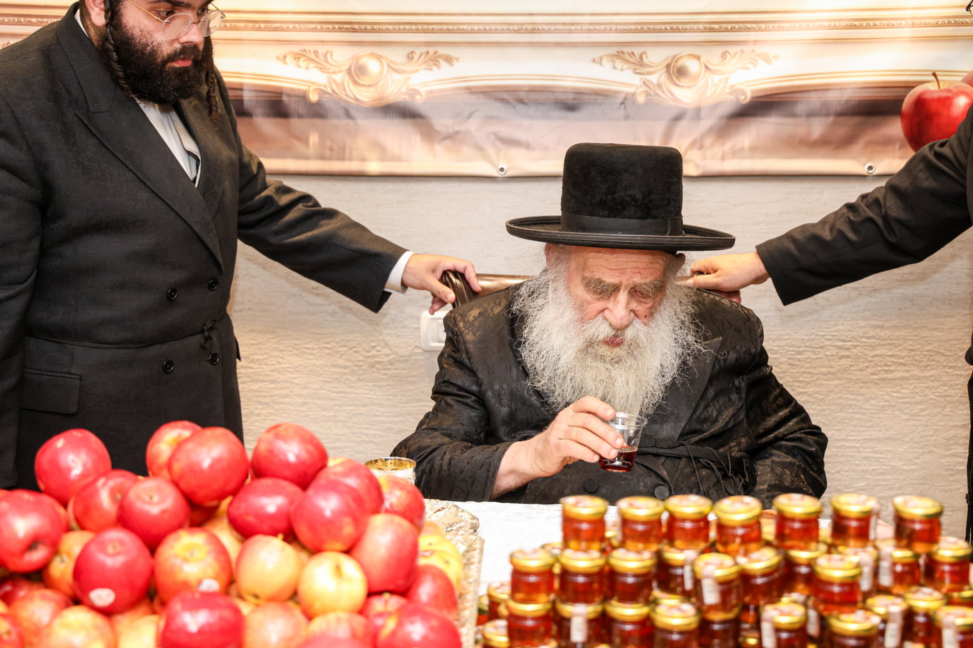 גאב"ד מאקאווא מברך את תפוחים ודבש