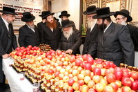 גאב"ד מאקאווא מברך את תפוחים ודבש