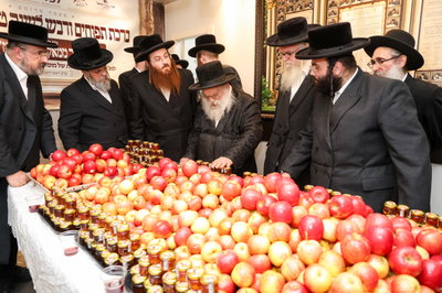 גאב"ד מאקאווא מברך את תפוחים ודבש