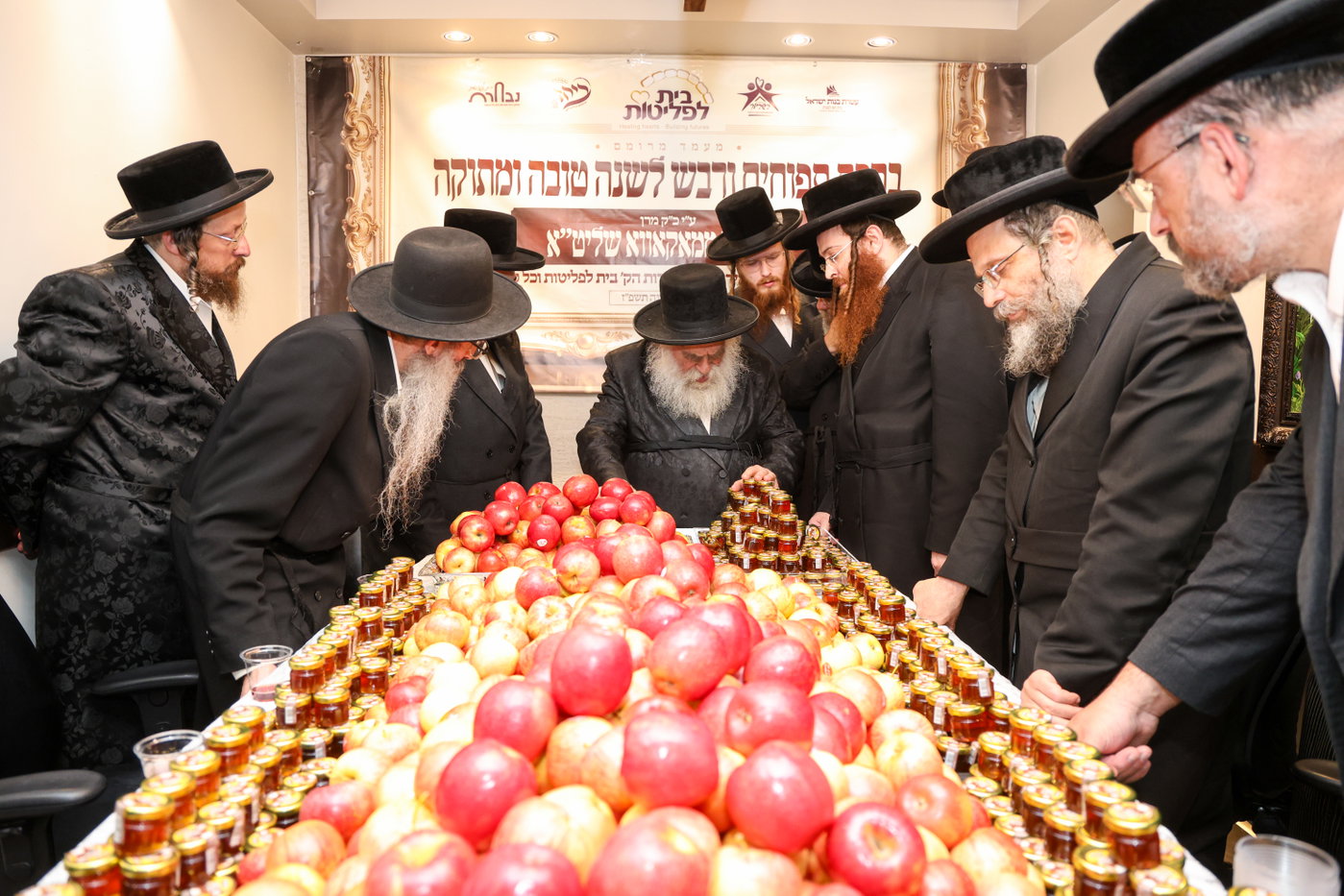 גאב"ד מאקאווא מברך את תפוחים ודבש