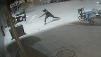 תיעוד דרמטי סוער: זורק רימון על החנות במרכז הארץ, 5 קונים נפצעו