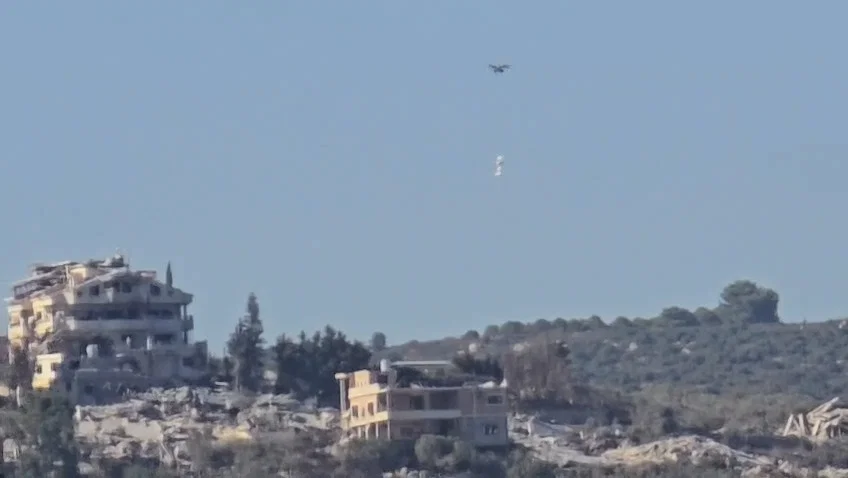 צפו: כך רחפן צה"לי מטיל חומר נפץ בכפר אל-מנסורי בדרום לבנון
