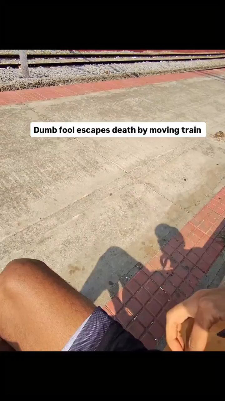 שנייה מהמוות: איש עם גיטרה ניסה לעלות על הרכבת - ונעלם