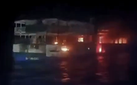 מלכודת אש בלב ים: נוסעים נאלצו לקפוץ למים לאחר פיצוץ עוצמתי | צפו