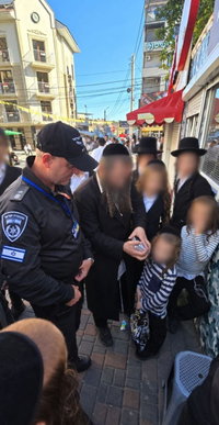 מפקד המשלחת סנ"צ דימיטרי סמוש עם המשפחה של הילד